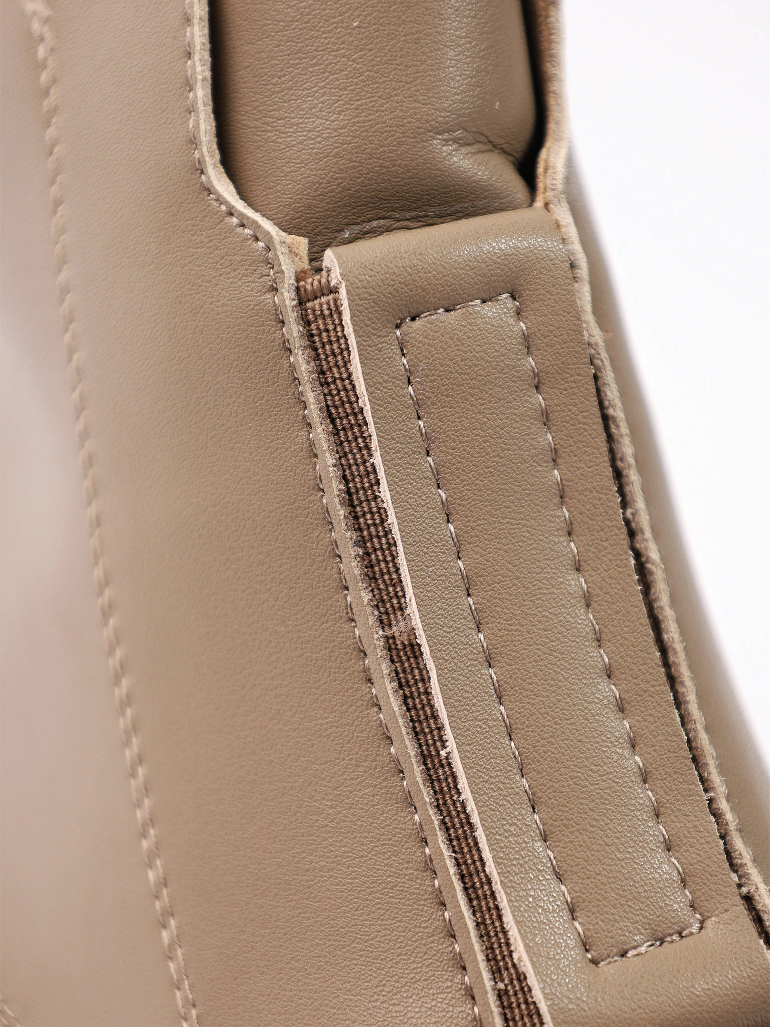 Ботинки бежевого цвета с эластичной вставкой спереди